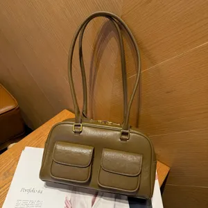 Borsa a spalla in pelle verde oliva, elegante borsa con doppia tasca e manici lunghi.