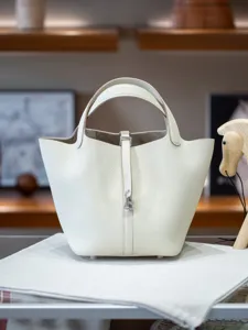 Borsa a secchiello in vera pelle di alta qualita con serratura metallica, elegante.