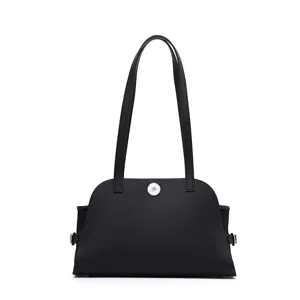 Detailansicht der edlen schwarzen Ledertasche mit einer geschwungenen oberen Form.