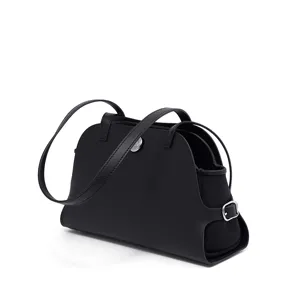 Schwarze Schultertasche aus echtem Leder für Damen, elegante Tasche mit Griffen.