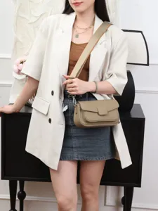 Modische Leder Umhängetasche für Damen, trendige Freizeit-Klapptasche mit breitem Gurt.