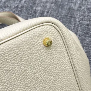 Vue détaillée d'un sac cabas en cuir fait main montrant le fond et les coutures fines.