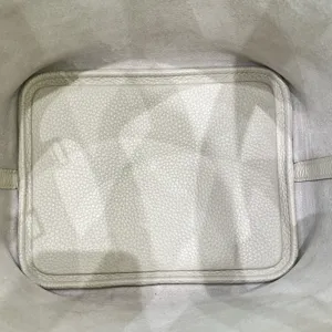Vue détaillée du fond intérieur du sac seau en cuir de qualité supérieure avec belles coutures.