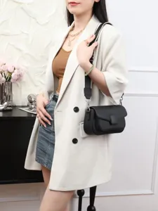 Nahaufnahme der eleganten schwarzen Leder-Umhängetasche mit breitem Gurt im Alltagsstil.