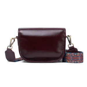 Gedetailleerd overzicht van de retro lederen zadel tas met plantaardig gelooid leer en riem.