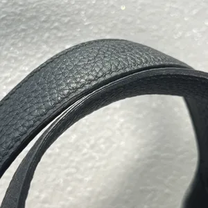 Gros plan détaillé de la poignée en cuir de vachette noir pour sac femme, grain fin et élégant.