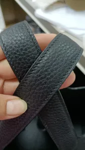 Photo de détail de poignée de sac en cuir artisanal, cuir de vache noir de qualité supérieure.