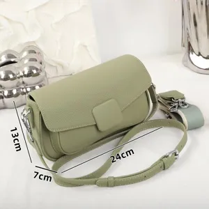 Hellgrüne Leder Umhängetasche für Damen, elegante Crossbody Tasche mit praktischem Riemen.