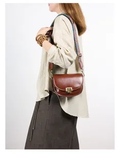 Vintage dames leren zadelstas detail, stijlvolle brede schoudertas crossbody tas voor vrouwen.