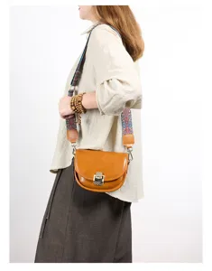 Retro leren zadeltas voor dames met brede etnische riem, stijlvolle schoudertas.