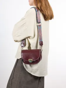 Dames vintage echt lederen zadeltas met brede geweven riem als stijlvolle crossbody tas.