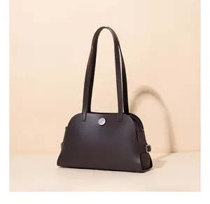 Detailansicht der eleganten dunkelbraunen Schultertasche aus echtem Leder mit Riemen.