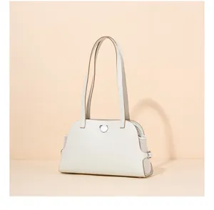 Minimalistische cremeweiße Lederschultertasche mit Tragegriffen und schickem Metallverschluss.