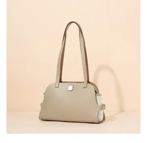 Elegante hellkhakifarbene Schultertasche aus Leder mit raffinierten Mesh-Seitenfaltdetails.