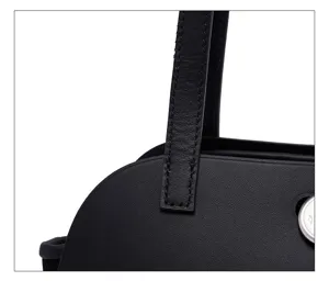 Detailansicht der schwarzen Schultertasche mit feinen Naehten und hochwertigen Metallbeschlaegen.