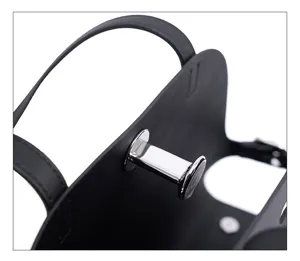 Detailansicht der schwarzen Schultertasche aus echtem Leder mit edlem silbernem Metallverschluss.