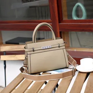 Sac à main élégant en cuir de vachette pour femme bandoulière tendance avec large sangle en détail