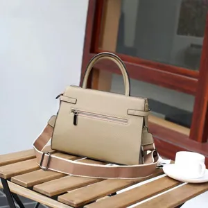 Sac à main en cuir véritable pour femme, élégant sac bandoulière avec une large sangle.