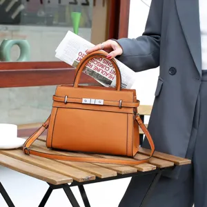Sac a main marron pour femme en cuir veritable avec fermoir metallique et bandouliere