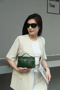 Prasini dermatini tsanta vanity, polyteli tsanta cheiros gia tis kompses gynaikes mas.