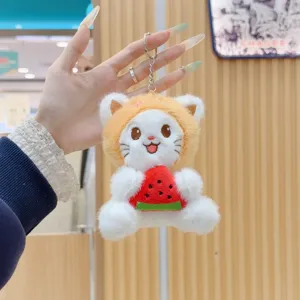 Primo piano dettagliato del portachiavi in peluche gatto frutta, ciondolo borsa morbido.