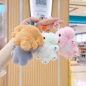 Détail de porte-clés chiot en peluche montrant des breloques de chien douces avec des anneaux.