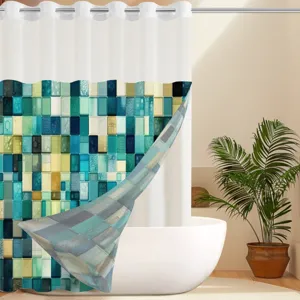 Nahaufnahme des blauen Mosaik-Duschvorhangs im modernen Badezimmer mit Dekorelementen.