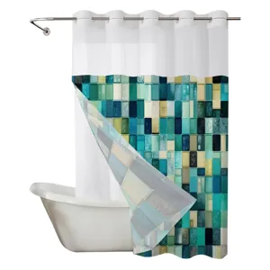 Doppelagiger blauer Mosaik Duschvorhang mit weißem Netz oben und hakenlosem Design für Bad.