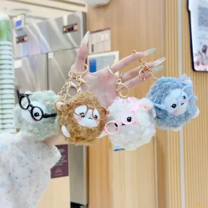 Süßes lockiges Schaf Plüsch Schlüsselanhänger Detail mit Brille, flauschig und ideal für Rucksäcke.