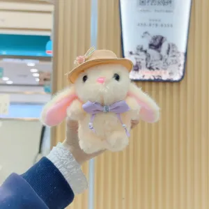 Plüschhase Anhänger Detailansicht, weiches Stofftier mit Hut und Schleife für Taschenschmuck.