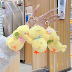 Süßer gelber Plüsch Küken Schlüsselanhänger mit Tennisschläger und Schal Accessoire.
