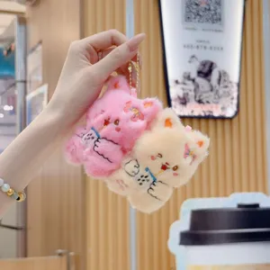 Portachiavi in peluche orsetto carino con ricamo bubble tea e catenella dorata.