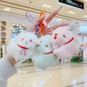 Dettaglio portachiavi peluche pecorella carino, morbida bambola animale per borse e chiavi.