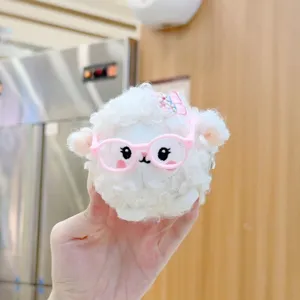 Nahaufnahme von süßem flauschigen Schaf Plüschtier Detail mit rosa Brille und weißem Vlies.