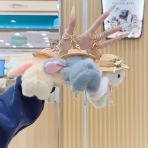 Detailansicht niedlicher Plüsch-Häschen-Schlüsselanhänger mit Strohhüten, weich und flauschig.