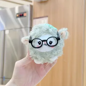 Niedlicher flauschiger grüner Schaf Plüsch Anhänger mit Brille, weicher Taschenanhänger.