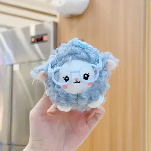 Süßes flauschiges blaues lockiges Plüsch Schaf Puppe Schlüsselanhänger Detail Nahaufnahme.
