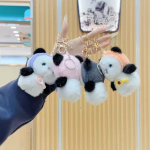 Detailansicht des süßen Panda Plüsch Schlüsselanhängers, weicher Stofftier Anhänger für Rucksack.
