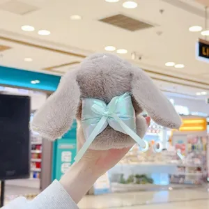 Niedlicher Plüschhase mit glänzender Schleife, weiches Stofftier Kuscheltier für Kinder.