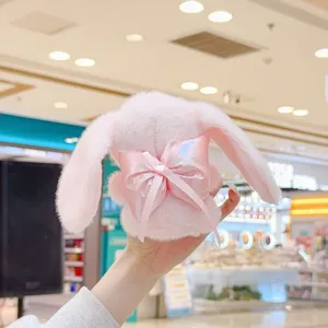 Süßes rosa Plüschkaninchen Hase Spielzeug mit glänzender Satinschleife Detail Nahaufnahme weich geschenk