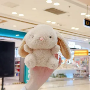 Nahaufnahme eines weichen Plüschhasen in Beige, Schlappohren, warmes Design für Kinder Geschenke.