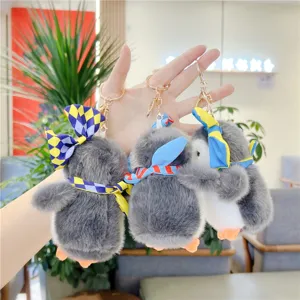 Adorable porte-clés pingouin en peluche grise avec nœud papillon, accessoire sac doux.