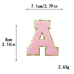 Roze badstof borduurwerk letter A patch met gouden glitterrand, 8cm DIY kleding accessoire.