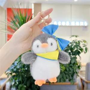 Mignon porte-clés pingouin en peluche avec nœud bleu et écharpe jaune, pendentif de sac doux.