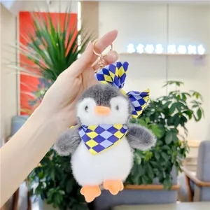 Adorable porte-clés pingouin en peluche avec nœud et écharpe à carreaux bleus, pendentif de sac.