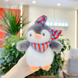 Joli pendentif en peluche pingouin de marine, douce poupee en peluche avec une belle echarpe.