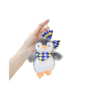 Adorable porte-clés en peluche pingouin avec nœud papillon, doux pendentif de sac animal.