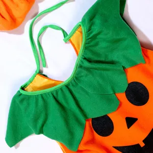 Λεπτομέρεια κουστουμιού κολοκύθας Halloween, μαλακό πορτοκαλί ύφασμα και πράσινος γιακάς.