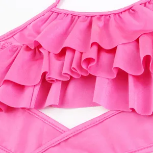 Top bikini da bambina rosa vivo con volant decorativi, vivace costume da bagno estivo.