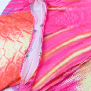 Dettaglio costume sirena bambini, tessuto tie-dye rosa con pratici bottoni a pressione.